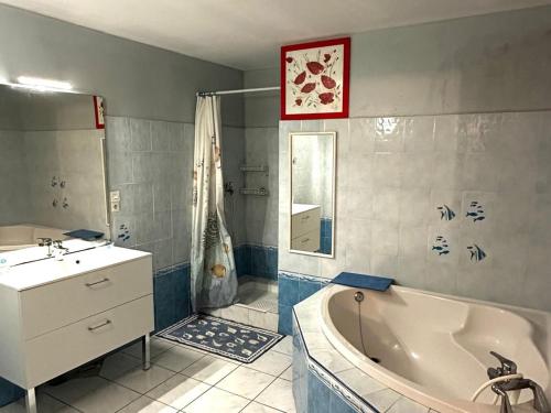 Ένα μπάνιο στο Maison Familiale sur la Côte Vermeille avec Climatisation et WIFI - FR-1-309-497