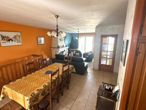 une salle à manger avec une table et un salon dans l'établissement Maison Familiale sur la Côte Vermeille avec Climatisation et WIFI - FR-1-309-497, à Port-Vendres