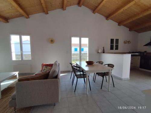 une cuisine et un salon avec une table et des chaises dans l'établissement Maison rénovée Saint-Denis, proche océan, jardin, parking - FR-1-778-43, à Saint-Denis-dʼOléron