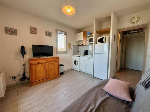 Il comprend un salon avec un réfrigérateur et une cuisine. dans l'établissement Appartement 2 pièces, 4 couchages, parking, La Londe-les-Maures - FR-1-826-6, à La Londe-les-Maures