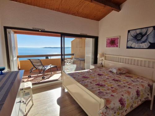 une chambre avec un lit avec vue sur l'océan dans l'établissement Appartement 3 pièces avec wifi et piscine, vue sur mer à Sainte-Maxime - FR-1-780-91, à Sainte-Maxime