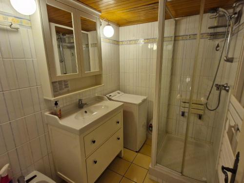 une salle de bain avec une douche, un lavabo et des toilettes dans l'établissement Appartement 3 pièces avec wifi et piscine, vue sur mer à Sainte-Maxime - FR-1-780-91, à Sainte-Maxime