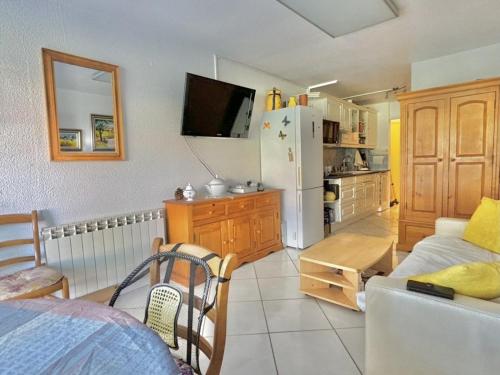 un salon avec une cuisine équipée d'un réfrigérateur dans l'établissement Studio cabine 2 couchages proche plage à La Londe-les-Maures - FR-1-826-4, à La Londe-les-Maures