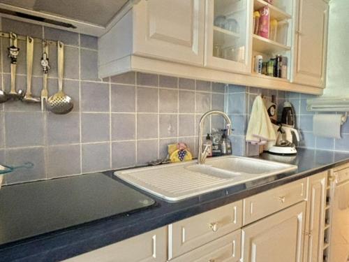 une cuisine avec un évier et un plan de travail dans l'établissement Studio cabine 2 couchages proche plage à La Londe-les-Maures - FR-1-826-4, à La Londe-les-Maures