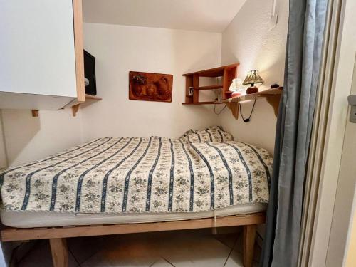 une chambre avec un lit dans une pièce dans l'établissement Studio cabine 2 couchages proche plage à La Londe-les-Maures - FR-1-826-4, à La Londe-les-Maures