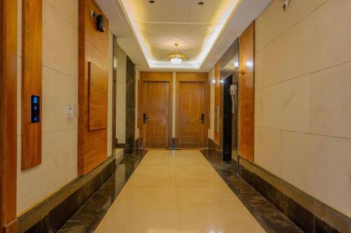 a hallway of a building with wooden doors at شقة حديثة مودرن 3 غرف وصالة a9 in Riyadh
