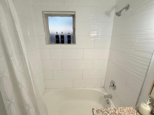 - deux bouteilles de vin dans la fenêtre de la salle de bains dans l'établissement Vegas Super Central House, à Las Vegas