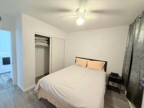 une chambre avec un lit et un ventilateur de plafond dans l'établissement Vegas Super Central House, à Las Vegas