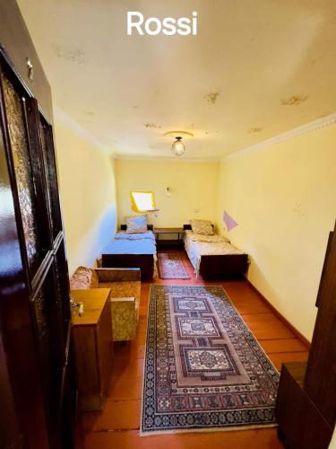 Una cama o camas en una habitación de Rossi Rest House