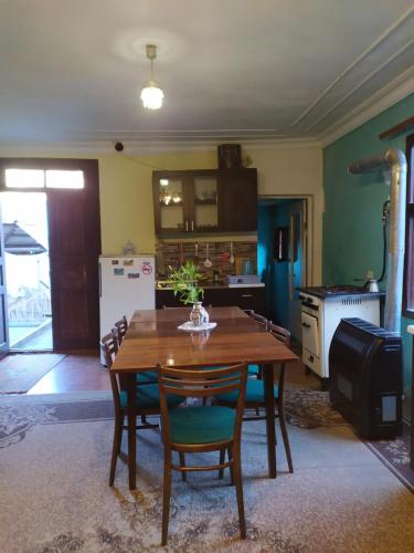 Una cocina o cocineta en Rossi Rest House