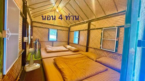 Ένα ή περισσότερα κρεβάτια σε δωμάτιο στο Tid-jai Homestay at Suan Phueng