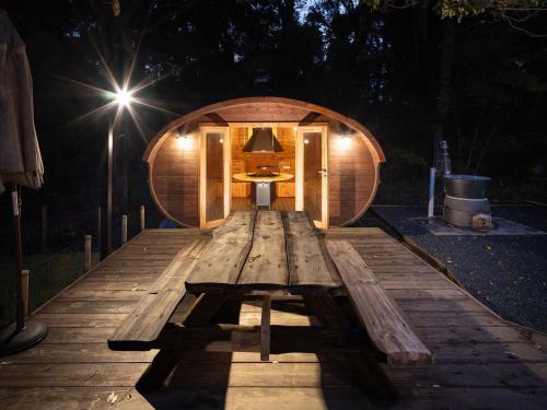 un banc en bois assis sur une terrasse en bois la nuit dans l'établissement ALL SEASON RESORT No7 Morinone, à Ichigaya
