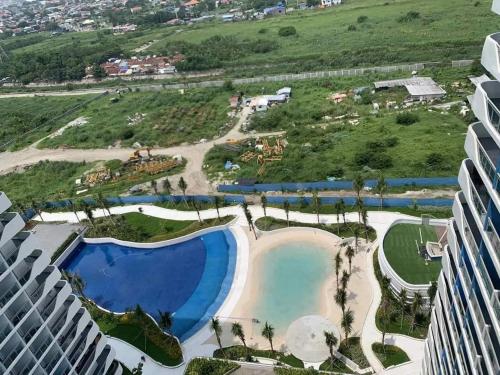 Kolam renang di atau dekat dengan Relaxing Staycation in Azure North San Fernando Pampanga