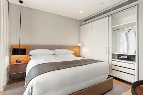 Ένα ή περισσότερα κρεβάτια σε δωμάτιο στο Marriott Executive Apartments Port Moresby
