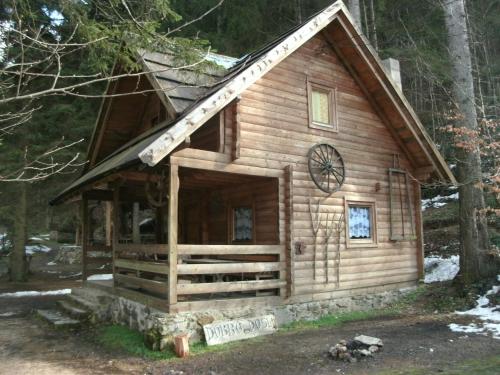 una cabaña de madera en el bosque en Holiday Park Zelenkovac, en Podrašnica