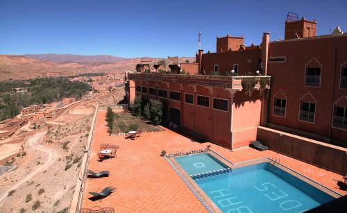 - une vue sur un bâtiment avec piscine dans l'établissement La Kasbah De Dades, à Boumalne