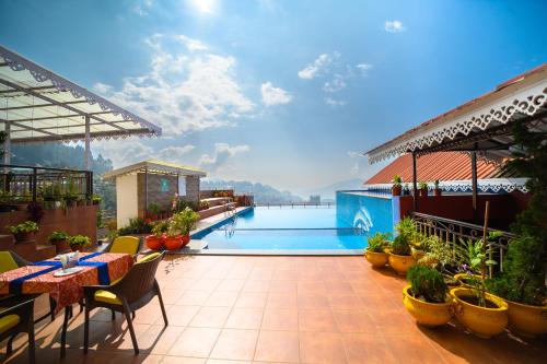 een patio met een zwembad bovenop een gebouw bij Sinclairs Gangtok in Gangtok