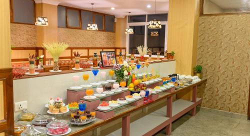een buffet met desserts en drankjes bij Sinclairs Gangtok in Gangtok