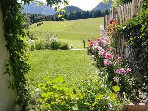 a garden with flowers on the side of a house at Haus Brandstaetter in Grundlsee