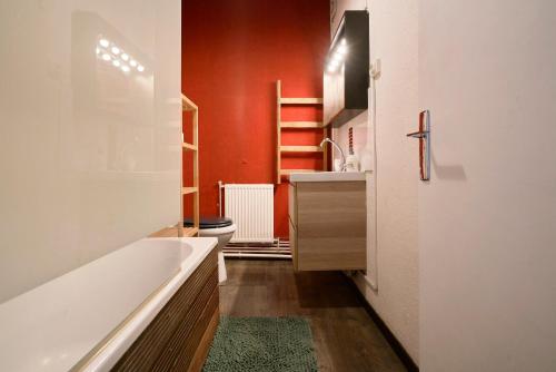 une salle de bain avec une baignoire, un lavabo et des toilettes dans l'établissement Le nid lillois, à Lille