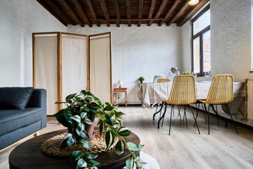 un salon avec une table et des chaises dans l'établissement Le nid lillois, à Lille