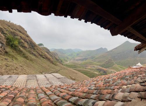 a view of a roof with mountains in the background at Ba Quáng Panorama in Hạ Lang
