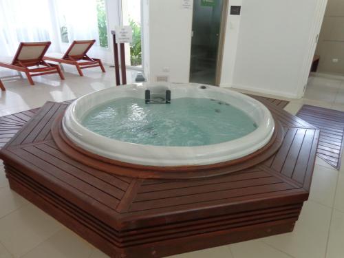 a large bath tub in a room with chairs at Green Park Departamentos Exclusivos in Punta del Este