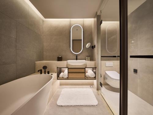 Bilik mandi di Ming Hotel Nanjing - MGallery Collection