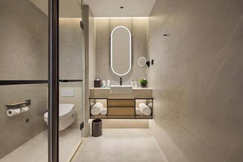 Bilik mandi di Ming Hotel Nanjing - MGallery Collection