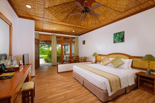 Postel nebo postele na pokoji v ubytování Bandos Maldives - One Way Transfer FREE for stays from 1st May till 30th Sept 2025 for Bookings from 16 Apr 2025