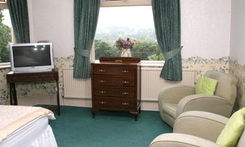 En TV eller et underholdningssystem på Oakfield Lodge Guest House Stockport