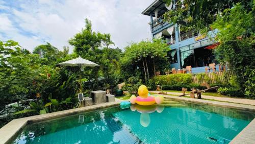 Bazén v ubytování บ้านภูคำฟ้า ดอยปู่ไข่ Baan Phu Kham Fah nebo v jeho okolí