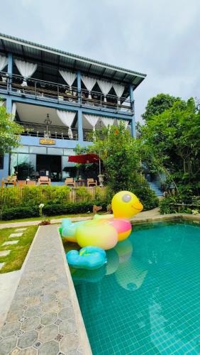 Bazén v ubytování บ้านภูคำฟ้า ดอยปู่ไข่ Baan Phu Kham Fah nebo v jeho okolí