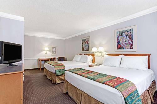 Postel nebo postele na pokoji v ubytování Days Inn by Wyndham Tucson City Center