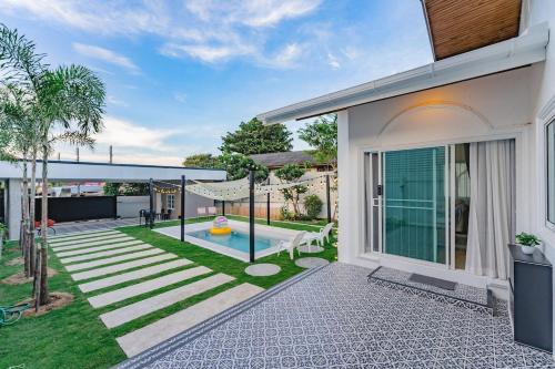 une maison avec une arrière-cour et une balançoire dans l'établissement SpringDay House , Pool Villa Near Nimman, à Chiang Mai