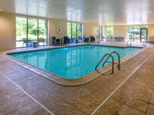 a swimming pool with a slide in a hotel room at Hampton Inn Harriman Woodbury in Central Valley