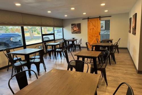 een restaurant met tafels en stoelen in een kamer bij Baymont by Wyndham Great Falls City Center in Great Falls