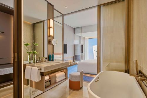 Bilik mandi di Hilton Shanghai Zhangjiang Science City - Shuttle bus to Shanghai Disney Resort and Shanghai New International Expo Centre during exhibition period and 30 minutes drive to PVG