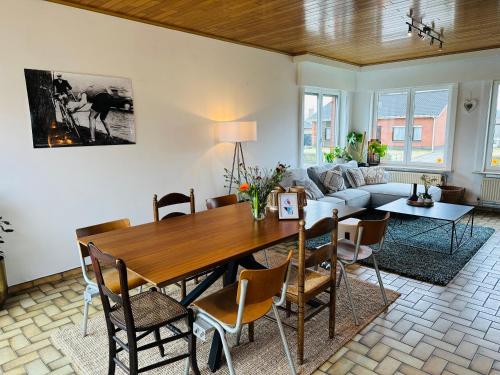 een woonkamer met een tafel en een bank bij Refugio Wolvenberg in Oudenaarde