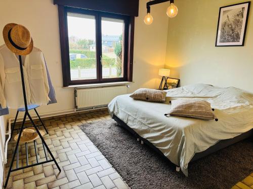 een slaapkamer met een bed en een raam bij Refugio Wolvenberg in Oudenaarde