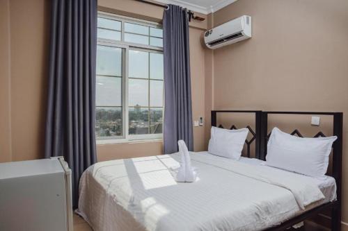 Postel nebo postele na pokoji v ubytování Bml Highway Hotel