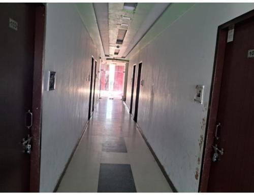 an empty hallway with doors and a hallwayngthngthngthngthngthngthngthngth at Hotel Yoran Inn, Baldeo in Baldeo