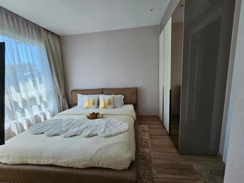Ένα ή περισσότερα κρεβάτια σε δωμάτιο στο The City Condo Near Central Fest Phuket, Pool view