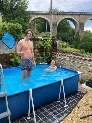 un homme debout dans une piscine avec une rame dans l'établissement The Calm Space Bellac, à Bellac