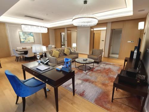 a living room with a couch and a table at Huangshan Parkview International Hotel in Huangshan