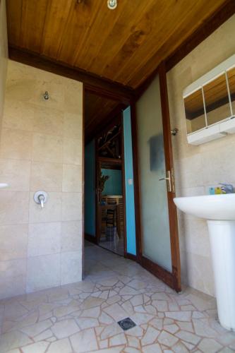 Un baño de Oa Oa Lodge