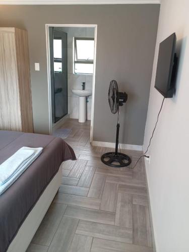 Μια τηλεόραση ή/και κέντρο ψυχαγωγίας στο Crystal Park Guest house