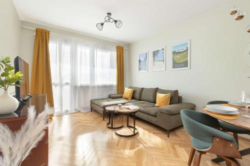 Jasny Apartament z Pięknym Widokiem na Miasto by Noclegi Renters