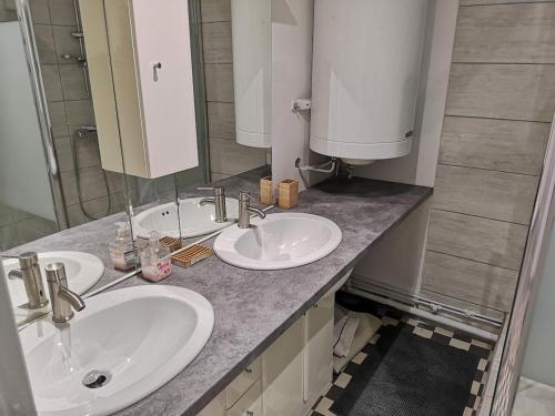 Photo de la galerie de l'établissement LE GRAND CORDERIE - Appart rétro près du Vieux port, à Marseille