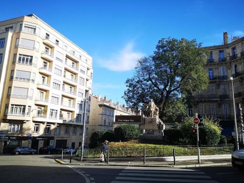 Photo de la galerie de l'établissement LE GRAND CORDERIE - Appart rétro près du Vieux port, à Marseille
